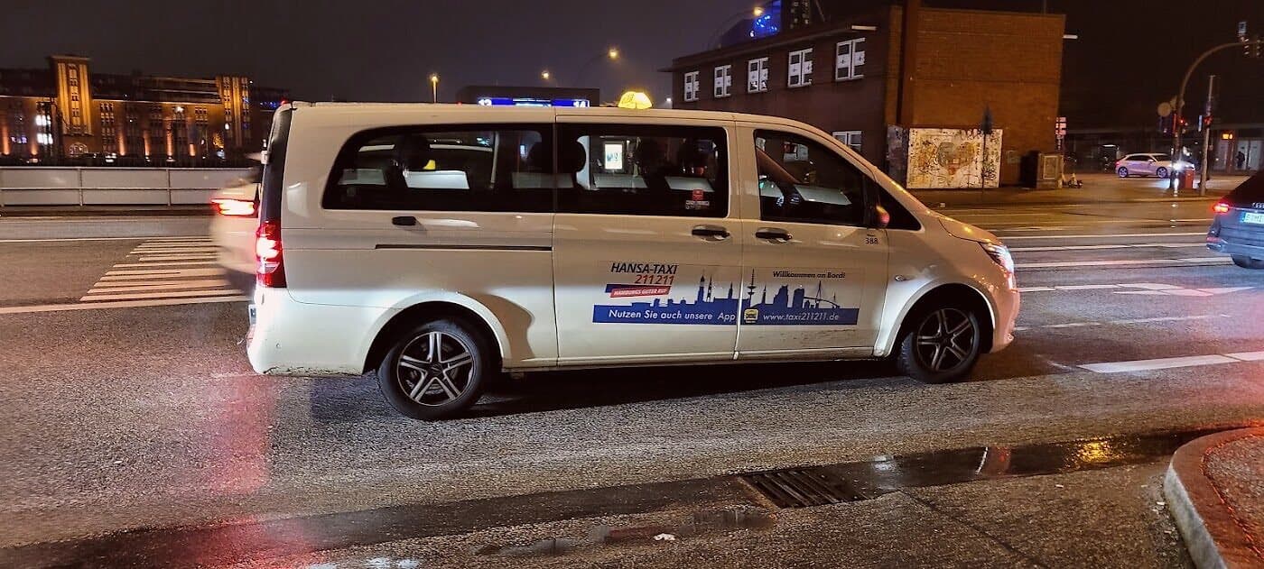 Hansa-Taxi Großraum-Van bei Nacht in Hamburg
