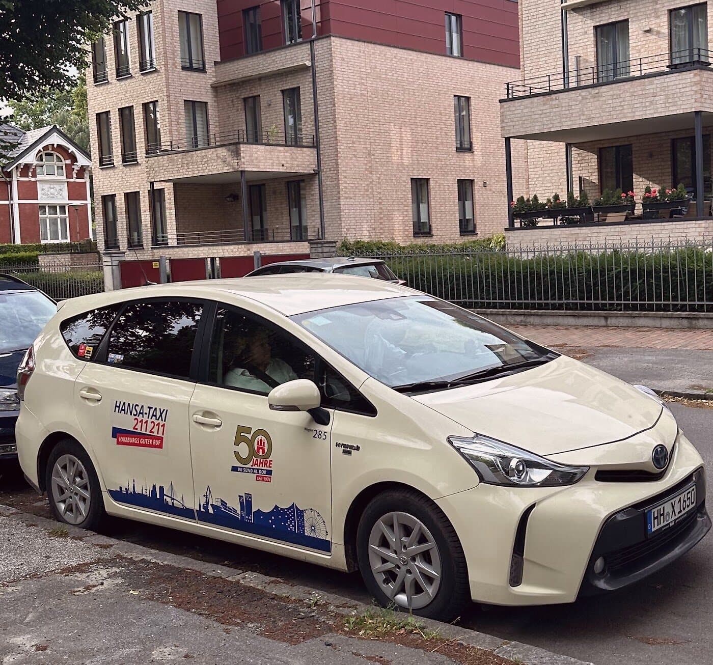 Cremefarbenes Hansa-Taxi mit Hamburger Skyline-Livery